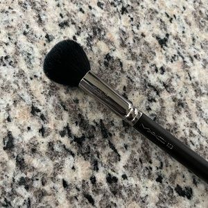MAC 109 BRUSH. *NATURAL HAIR*